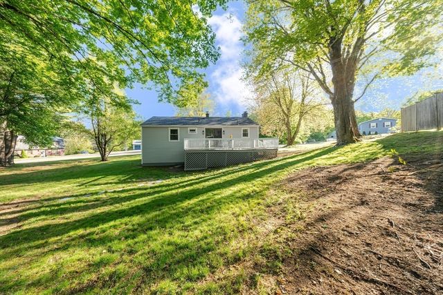 20 Meadowbrook Dr, Easthampton, MA 01027