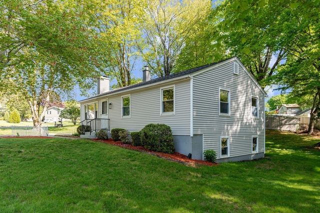 20 Meadowbrook Dr, Easthampton, MA 01027