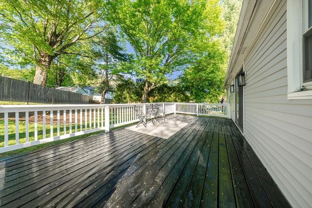 20 Meadowbrook Dr, Easthampton, MA 01027