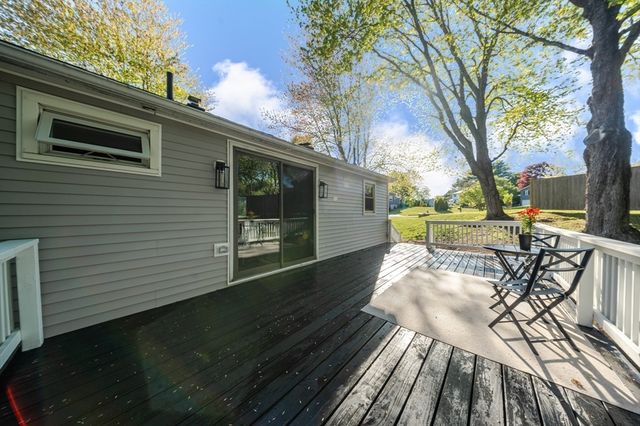 20 Meadowbrook Dr, Easthampton, MA 01027