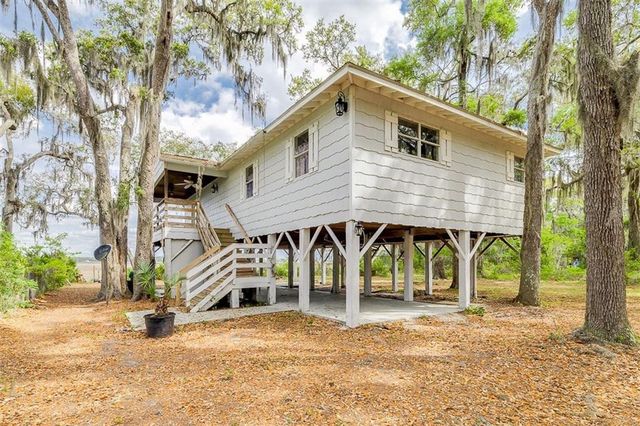 1090 Goldfinch Loop NE, Townsend, GA 31331