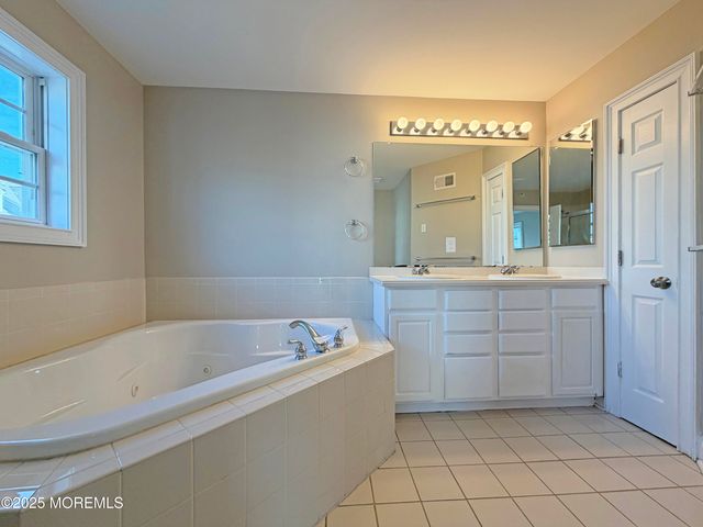 31 Skimmer Lane, Port Monmouth, NJ 07758