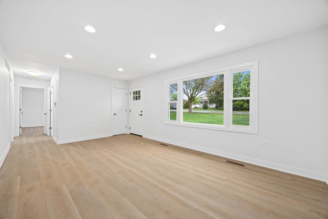 6214 Pershing Avenue, Downers Grove, IL 60516