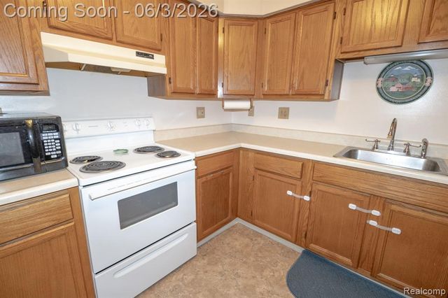 61200 Greenwood Drive, South Lyon, MI 48178