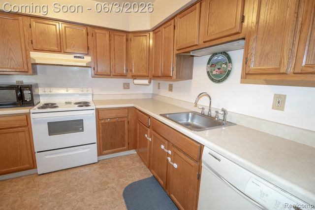 61200 Greenwood Drive, South Lyon, MI 48178