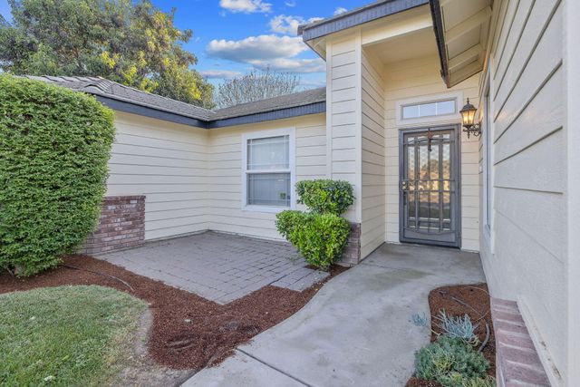 2505 W Delta Court, Visalia, CA 93291