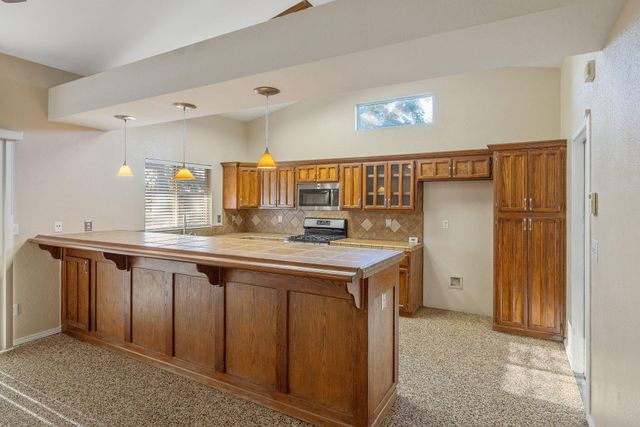 2505 W Delta Court, Visalia, CA 93291