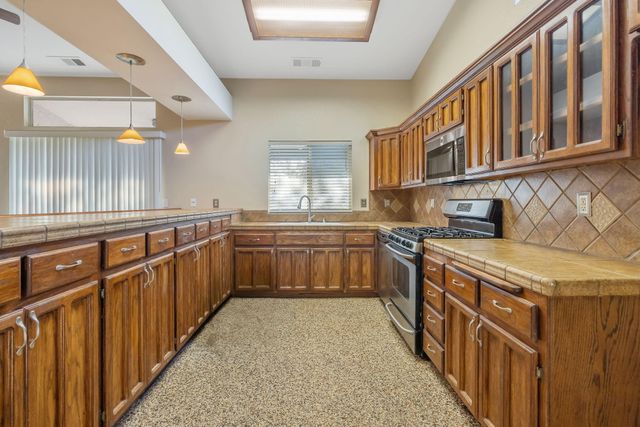 2505 W Delta Court, Visalia, CA 93291