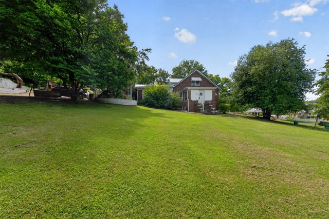 212 Main St, E, Waverly, TN 37185