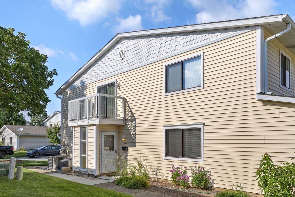 717 Whitesail Drive 717, Schaumburg, IL 60194
