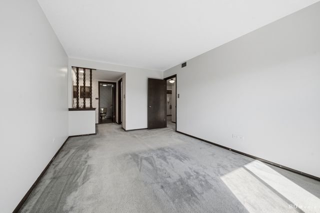 13628 Royal Court 810, Crestwood, IL 60418