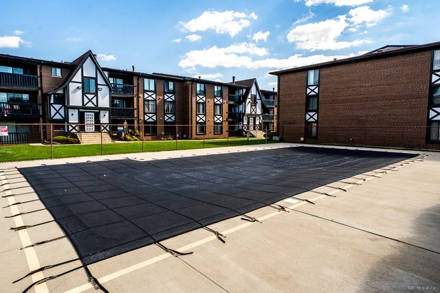 13628 Royal Court 810, Crestwood, IL 60418