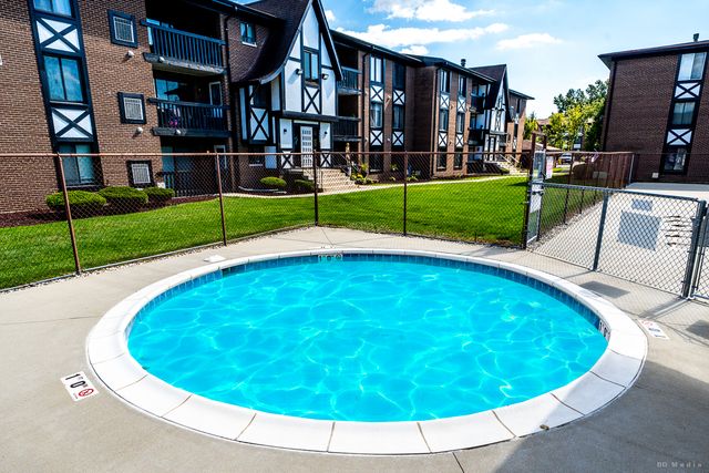 13628 Royal Court 810, Crestwood, IL 60418