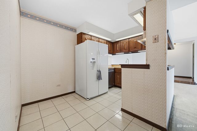 13628 Royal Court 810, Crestwood, IL 60418