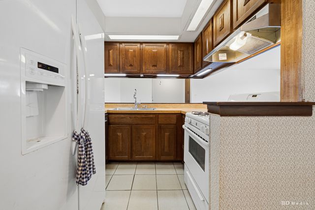 13628 Royal Court 810, Crestwood, IL 60418