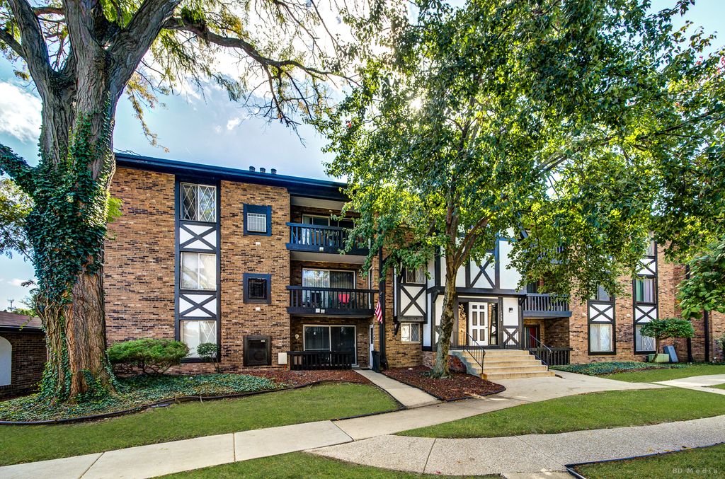 13628 Royal Court 810, Crestwood, IL 60418