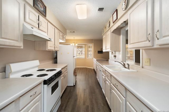 204 Norris Dr W, Converse, TX 78109