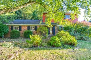 18064 Kenston Lake Drive, Chagrin Falls, OH 44023
