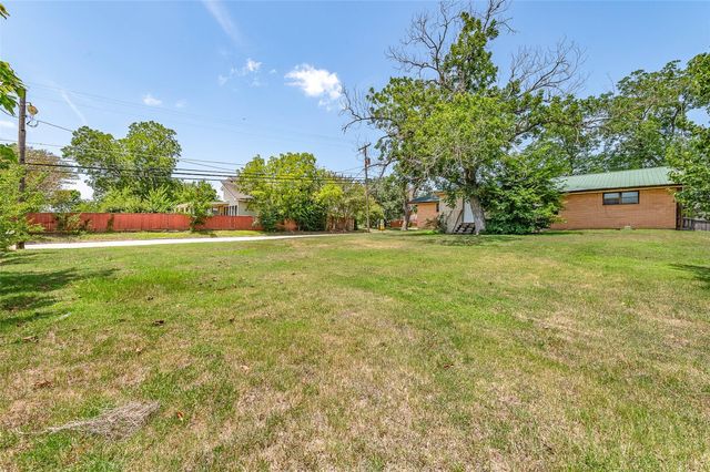 409 W Buffalo Street, Caldwell, TX 77836