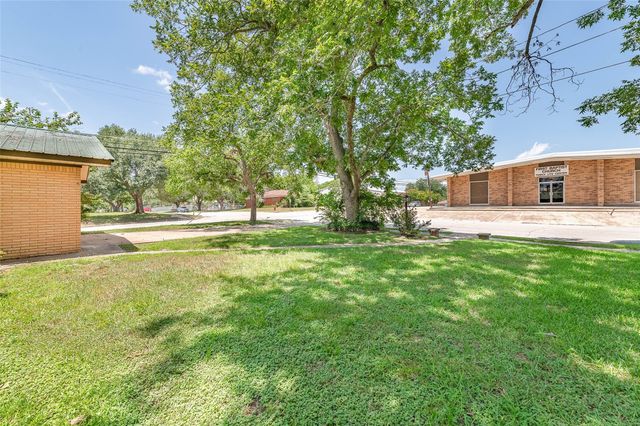 409 W Buffalo Street, Caldwell, TX 77836
