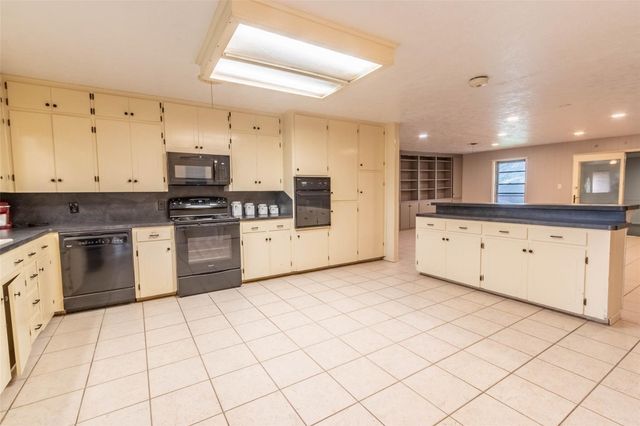 409 W Buffalo Street, Caldwell, TX 77836