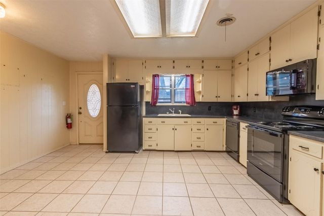 409 W Buffalo Street, Caldwell, TX 77836