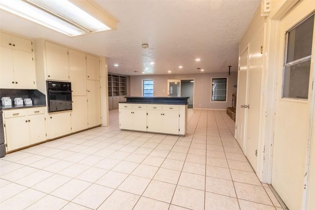 409 W Buffalo Street, Caldwell, TX 77836