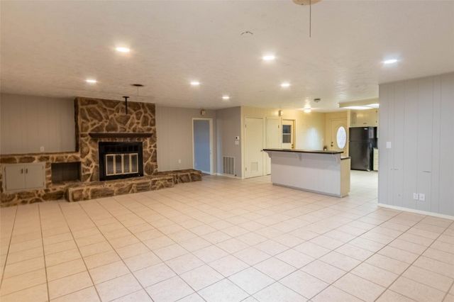 409 W Buffalo Street, Caldwell, TX 77836