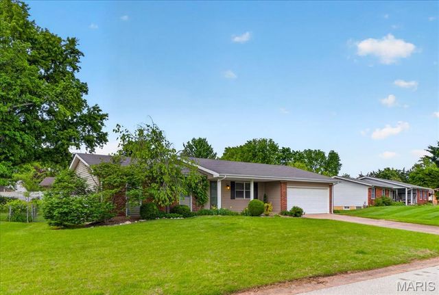 4 Glenview Drive, St Charles, MO 63304