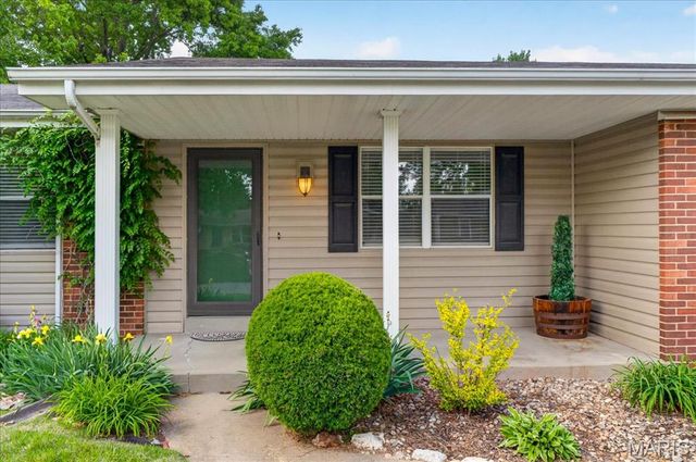 4 Glenview Drive, St Charles, MO 63304