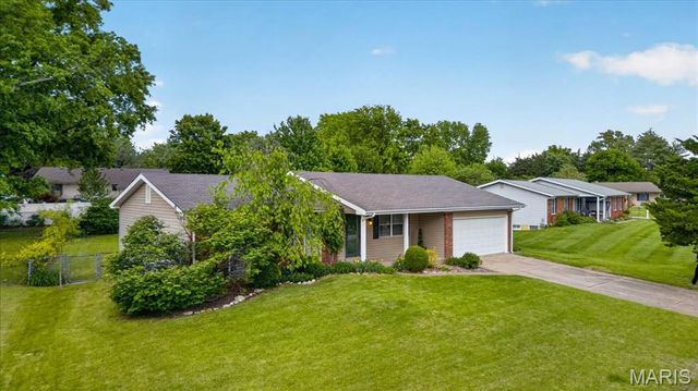 4 Glenview Drive, St Charles, MO 63304