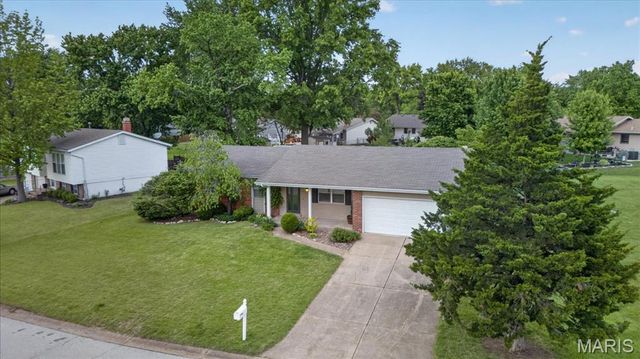 4 Glenview Drive, St Charles, MO 63304