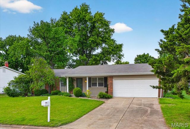4 Glenview Drive, St Charles, MO 63304