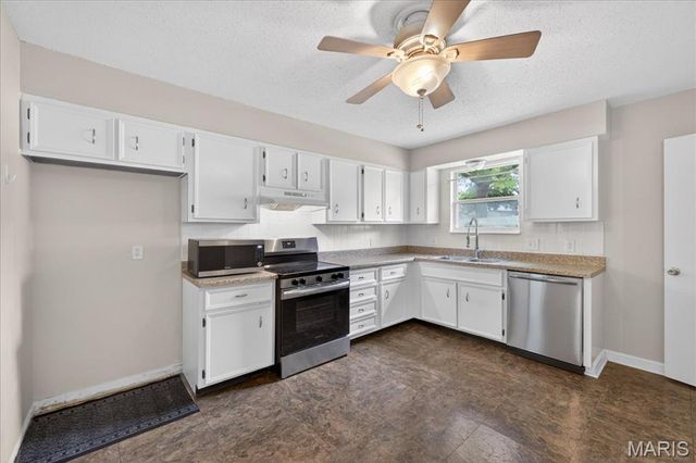 4 Glenview Drive, St Charles, MO 63304
