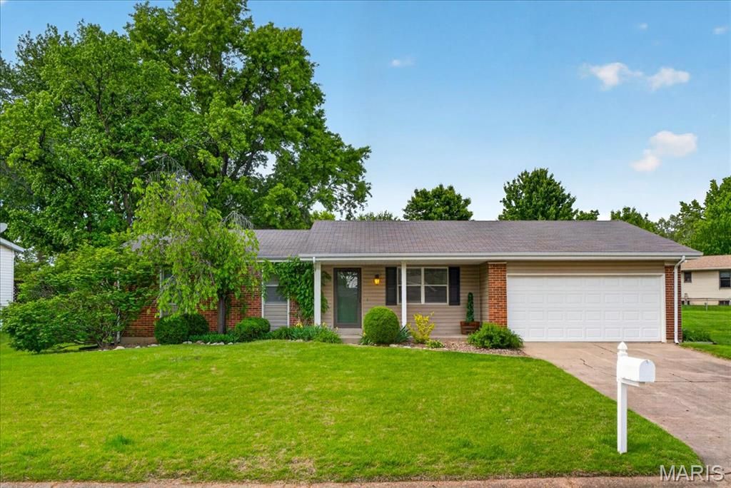 4 Glenview Drive, St Charles, MO 63304