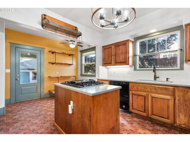 1706 OAK St, La Grande, OR 97850