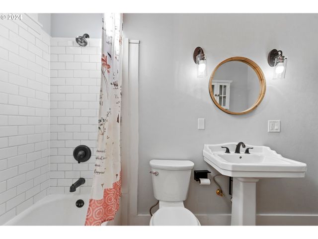 1706 OAK St, La Grande, OR 97850