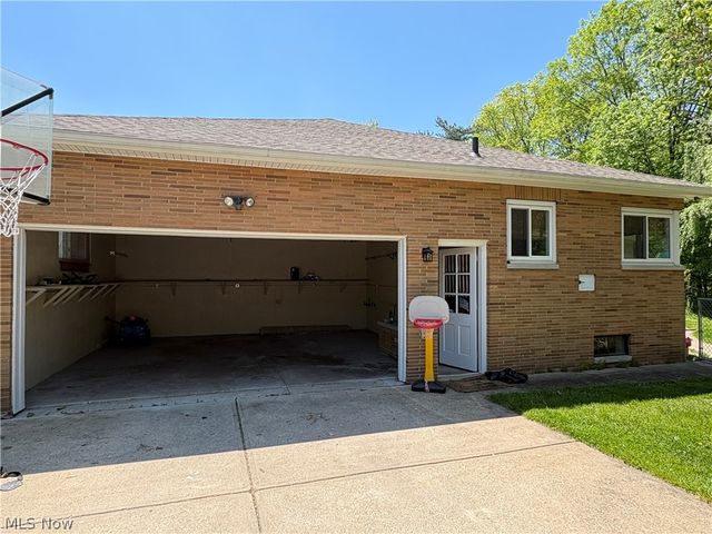 5646 Onaway Oval, Parma, OH 44130