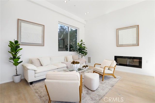 2309 Cove Avenue, Los Angeles, CA 90039