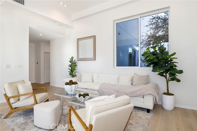 2309 Cove Avenue, Los Angeles, CA 90039