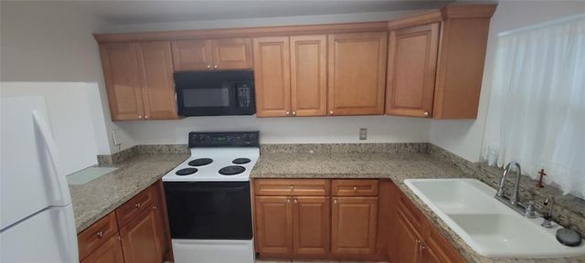 9421 SW Evergreen Place 102, Davie, FL 33324