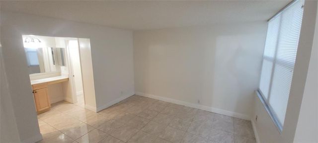 9421 SW Evergreen Place 102, Davie, FL 33324