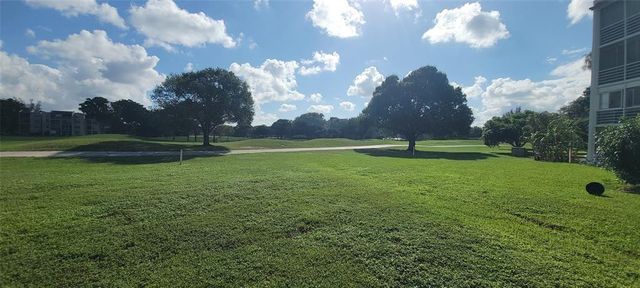 9421 SW Evergreen Place 102, Davie, FL 33324