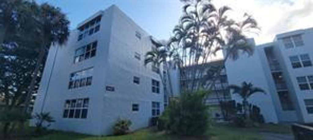 9421 SW Evergreen Place 102, Davie, FL 33324