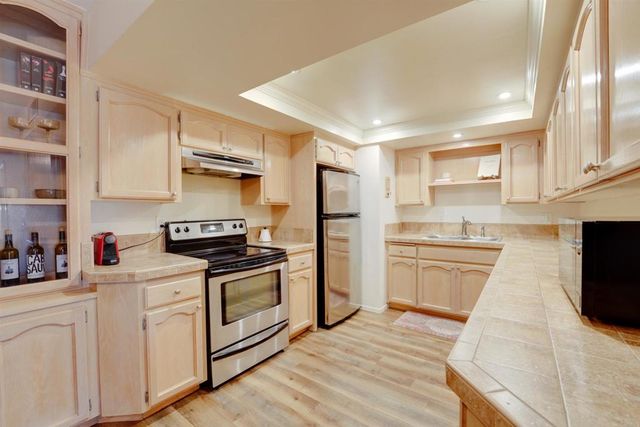 4900 Rosehedge Drive 208, La Mesa, CA 91942