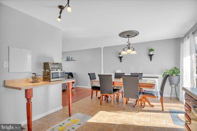 13 WOODSHIRE DR, Sicklerville, NJ 08081