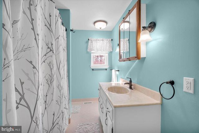 13 WOODSHIRE DR, Sicklerville, NJ 08081