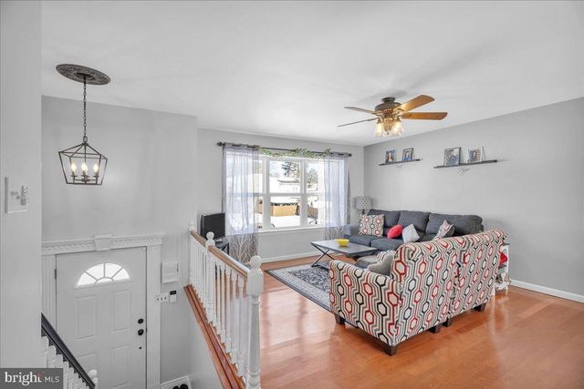 13 WOODSHIRE DR, Sicklerville, NJ 08081