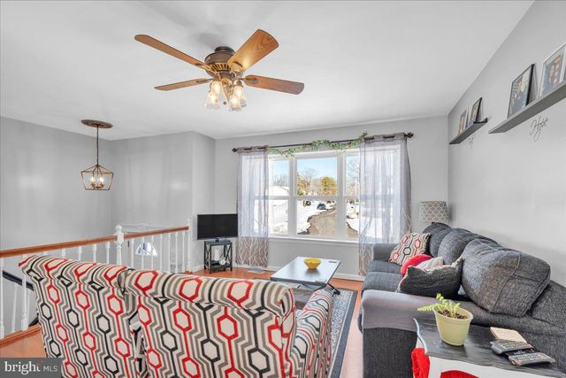 13 WOODSHIRE DR, Sicklerville, NJ 08081