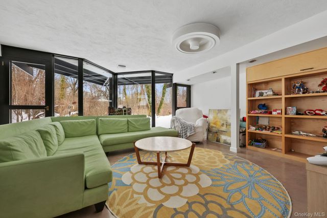 10 Lincoln Road, Scarsdale, NY 10583